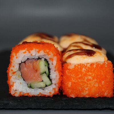 Запеченная калифорния с лососем х/к в Chicken & Roll по цене 455 ₽