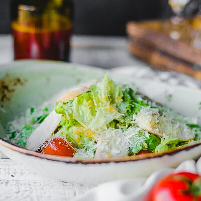 Салат Цезарь с курицой в Пряности & Радости на Московском по цене 490 ₽