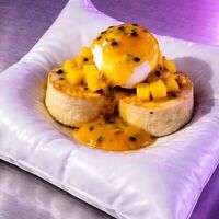 Сырники со свежим манго и соусом маракуйяв Hustle Bar & Cafe