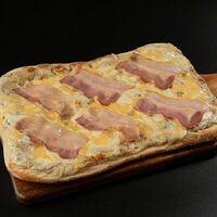 Сырная пицца с беконом в Римские пиццы