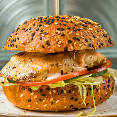 Бургер Стамбул с куриным филе в Бар Пиф-Паф по цене 500 ₽