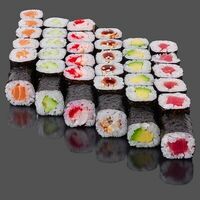 Маки с лососем в RED DRAGON SUSHI