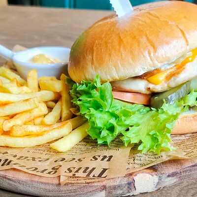 Бургер с курицей в Сидрерия Батя по цене 630 ₽