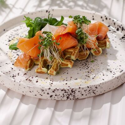 Шпинатная вафля с лососем и крем-сыромв En Ferio по цене 550 ₽