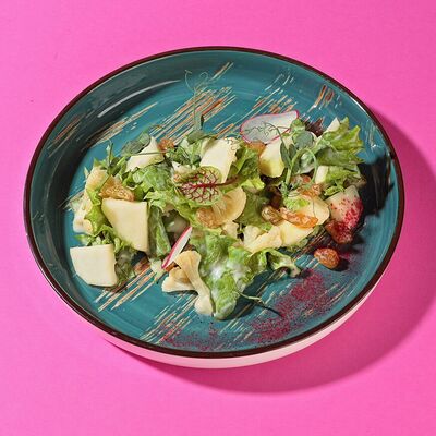 Салат из цветной капусты с яблоками и изюмом в Kiss по цене 165