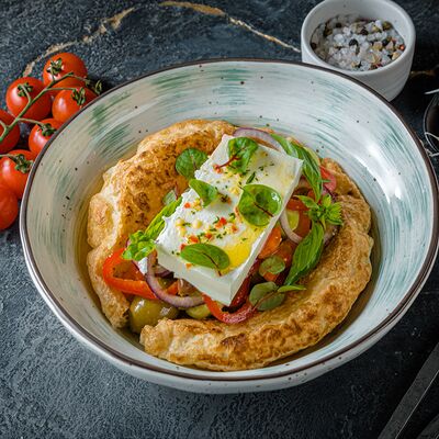 Салат из овощей в греческом стиле с лепешкой Роти в Nella Foresta по цене 1500 ₽