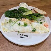 Омлет с креветками в Cup coffee bistro