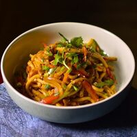 Лапша жареная по-китайски с курицей и овощами в Go-Boo