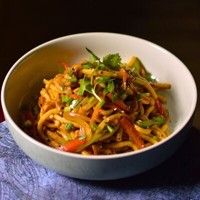Лапша жареная по-китайски с курицей и овощами в Go-Boo по цене 549 ₽