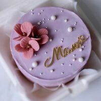 Бенто-торт сиреневый с шоколадным цветком и топпером маме в Miracle bakery