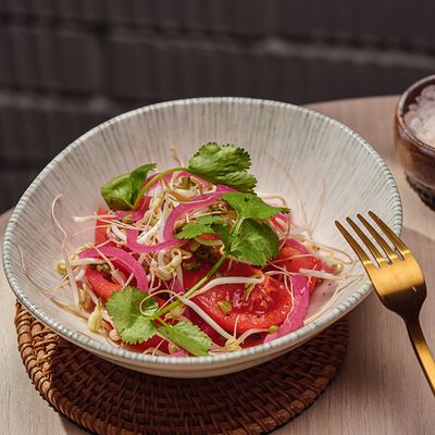 Салат с томатами и машем в УРМАН кафе по цене 365 ₽