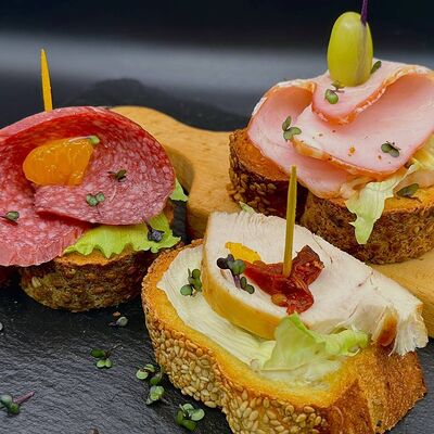 Ассорти брускет М в Boom-box Catering по цене 2190 ₽