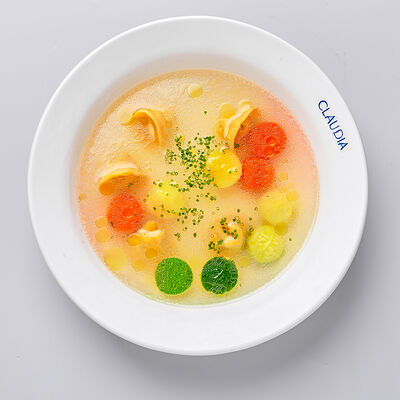 Куриный бульон, равиоли в Claudia по цене 700 ₽