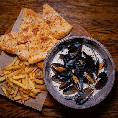 Мидии в соусе блю чиз с картофелем фри и фоккачей в Рога Лося по цене 490 ₽