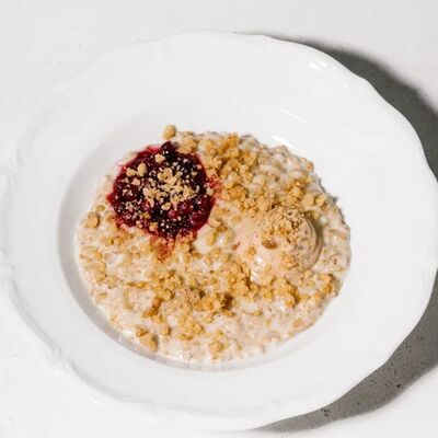 Овсянка, крем финики, крамбл, брусника в Эклерная по цене 410 ₽