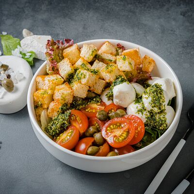 Салат с моцареллой, каперсами, черри в BowlMe по цене 550 ₽
