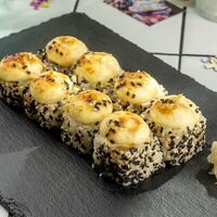Запеченный ролл с лососем и снежным крабом в I Wok You