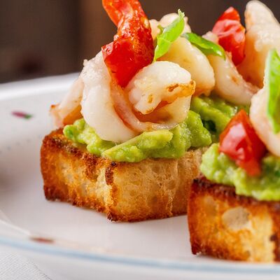 Брускетта с креветкой и печеными томатами в Salone pasta & bar по цене 950 ₽