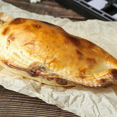 Кальцоне с пеперони в Colorcoffee по цене 350 ₽