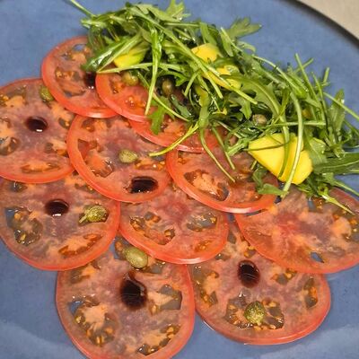 Руккола с помидорами и авокадов Мясо & Рыба по цене 590