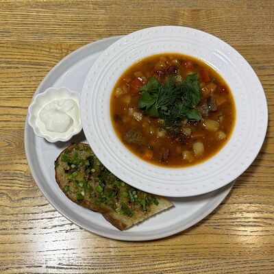 Суп-гуляш с говядиной и копчеными колбасками в Ясная Поляна по цене 650 ₽