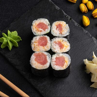 Ролл с сёмгой и сыром в Суши и Роллы по цене 269 ₽