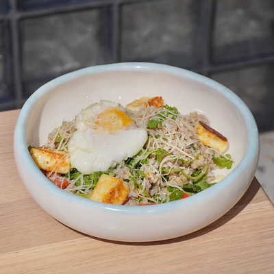 Зеленая греча с пашотом и жареным халуми в Сладости и Радости Советская по цене 550 ₽