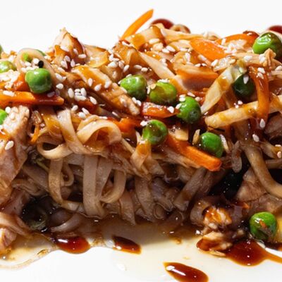 Лапша Вок с курицей или грибами в НУАР по цене 350 ₽