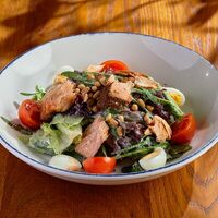 Салат с лососем горячего копчения в BBQ Beer Restaurant