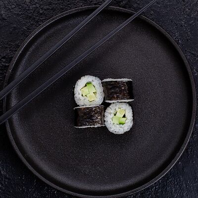 Хосомаки с огурцом в Sushi simple по цене 150 ₽