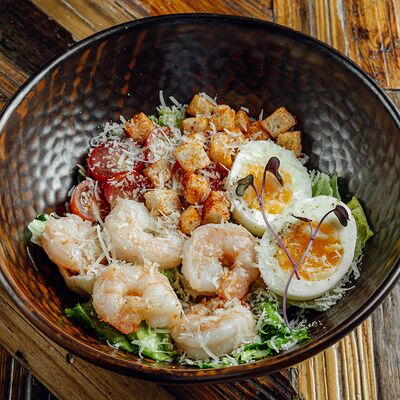 Цезарь с креветками в Farro pasta & bar по цене 690 ₽