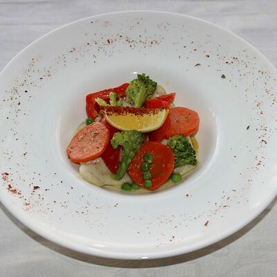 Филе судака на пару с овощами в Каравелла по цене 490 ₽