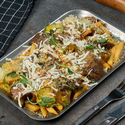 Рваная говядина с картофелем фри в From по цене 870 ₽