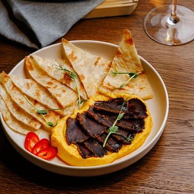 Хумус с морковью, бастурмой и маслом Чили в Кочевники by Трикони по цене 770 ₽