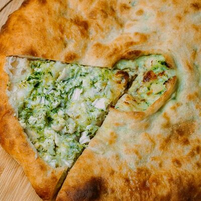 Пирог с курицей, сыром и шпинатом в Дай три по цене 709 ₽
