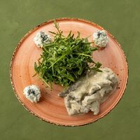 Рукола с телятиной в Шашлычара