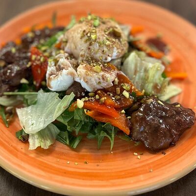 Салат с печенью и яйцом пашотв Опера траттория по цене 920 ₽