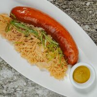 Колбаска Франкфуртская гигантская, капуста квашеная тушеная, горчица в Кафе Nебо