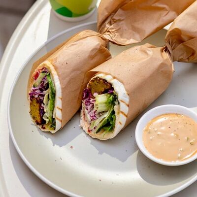 Фалафель ролл в KARMA по цене 650 ₽