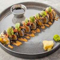 Ролл с тигровой креветкой, тунцом и сливочным сыром в Brasserie Kriek