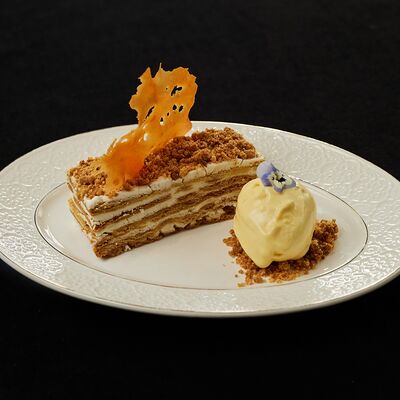 Медовый тортв Duran по цене 390 ₽