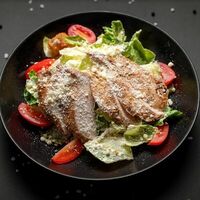Салат Цезарь с курицей в Mesto Sushi & Grill