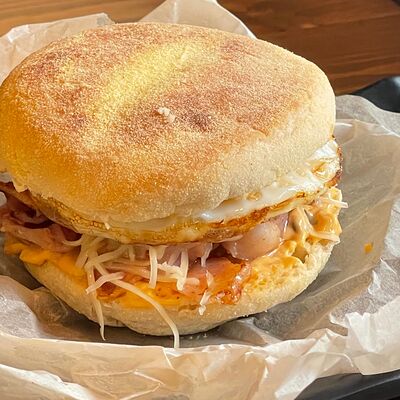 Маффин с яйцом и беконом в Moyo по цене 175 ₽