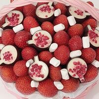 Корзина с клубникой и конфетами в Buketonline - Съедобные букеты и клубника в шоколаде
