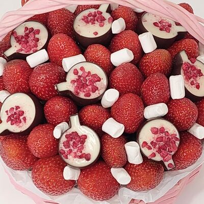 Корзина с клубникой и конфетами в Buketonline - Съедобные букеты и клубника в шоколаде по цене 5830 ₽