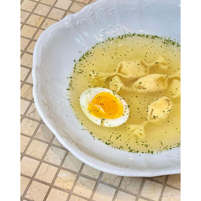 Бульон с куриными карамелле и яйцом в Мари по цене 360 ₽