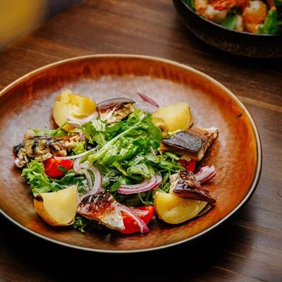 Салат с копченой скумбрией в Кочевники by Трикони по цене 1015 ₽