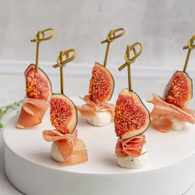 Канапе из инжира, пармской ветчины и мини-моцареллы в KanapeFest по цене 3390 ₽