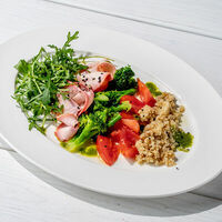 Салат с индейкой, руколой и томатами в Перчини