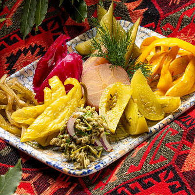 Ассорти домашних солений в Хмели & Сунели по цене 760 ₽